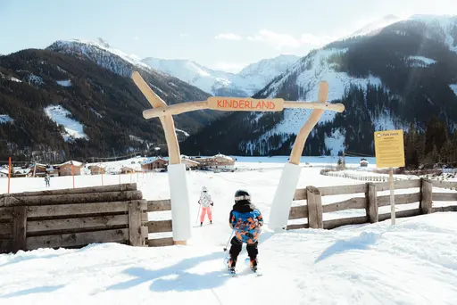 Skifahren im Kinderland Obertilliach © TVB OSttirol / Elias Bachmann 